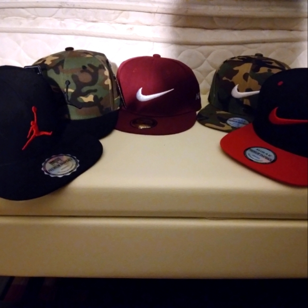 4 brand new nike hats and 2 jordans